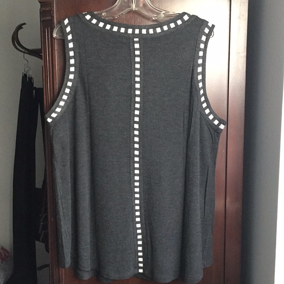 Pretty sleeveless tank top - Picture 2 of 2